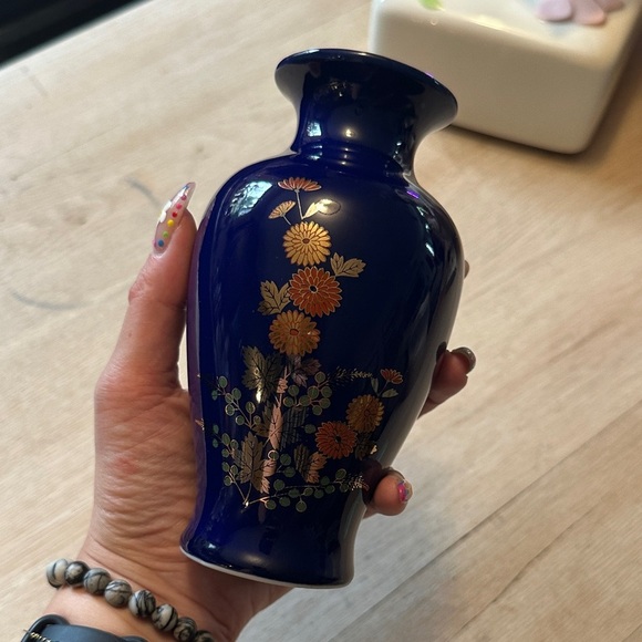 VINTAGE | 1970’s Japanese Cobalt Blue Floral Hand Painted Vase - Picture 10 of 13